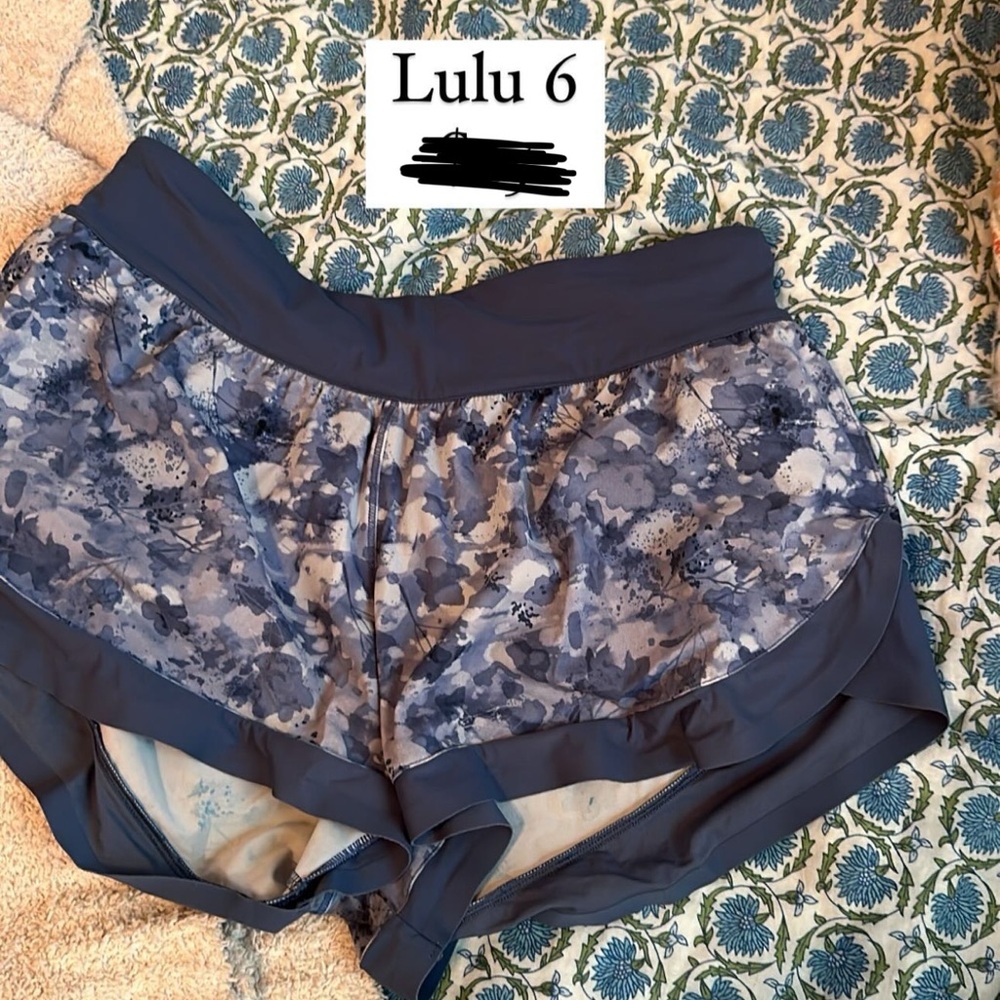 lululemon athletica Women's Floral Shorts - Navy and Gray
